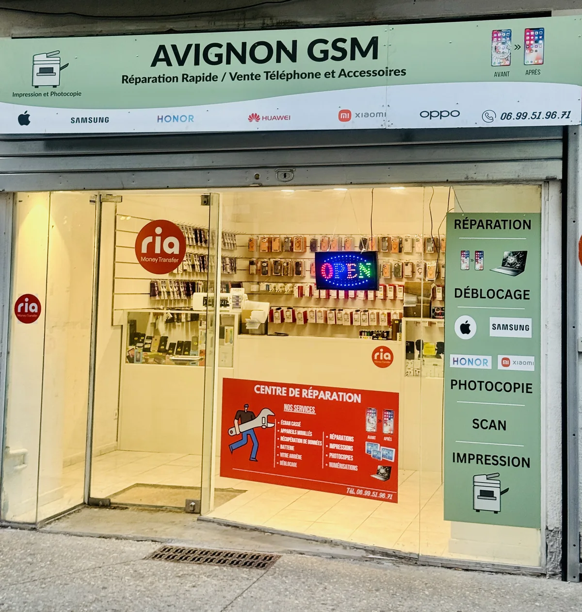Entrée ouverte d’Avignon GSM avec comptoir et accessoires visibles à l’intérieur.