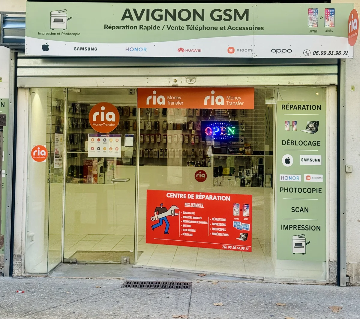 Façade réelle d’Avignon GSM : enseigne verte, vitrine et entrée au 7 rue Thiers.